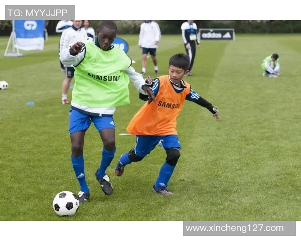 金色发丝与足球梦想交织足球明星的独特魅力与风采展现