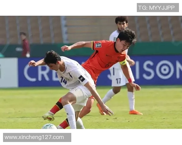 足球明星在比赛中意外撒尿引发热议赛场礼仪与运动员形象的讨论